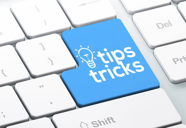 tipps & tricks icon concept auf der blauen tastaturtaste - zaubertrick stock-fotos und bilder