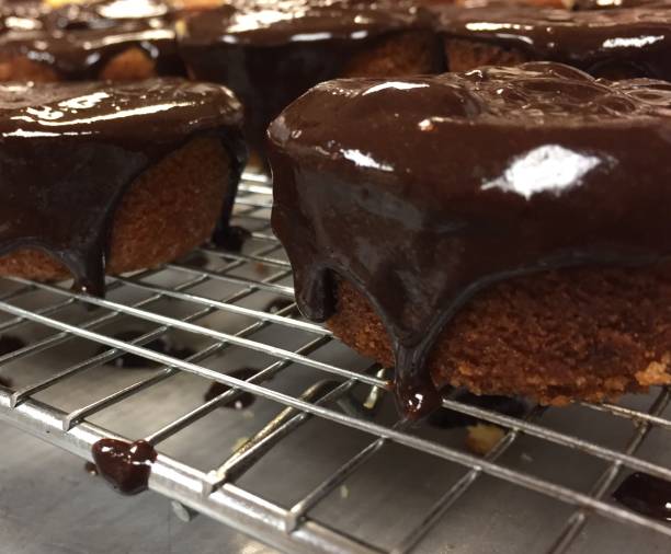 increfiy flourless chocolate cakes on an icing rack for decadent ganache - fragility organization chef cake imagens e fotografias de stock