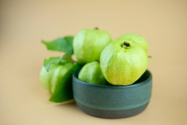 잎과 구아바. 달콤한 맛과 과일. 정원에서 신선한 개념. - guava vegetable tropical climate fruit 뉴스 사진 이미지