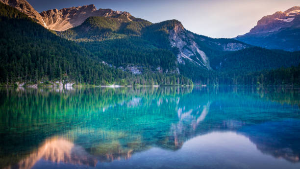 lago ceresole ao pôr do sol na paisagem alpina – gran paradiso – itália - parque nacional de gran paradiso - fotografias e filmes do acervo