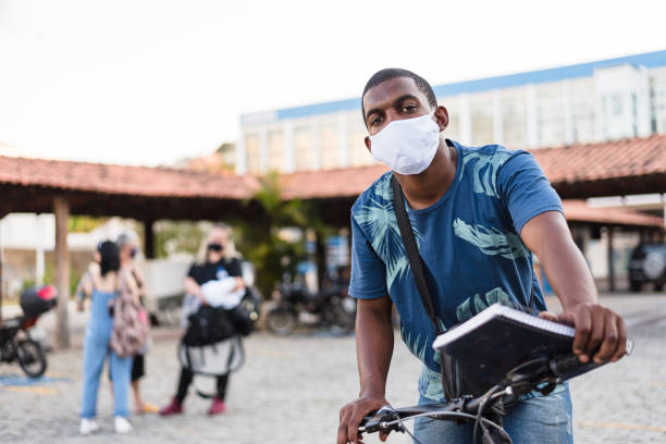 estudiante universitario en bicicleta - brazil bicycle rio de janeiro outdoors fotografías e imágenes de stock