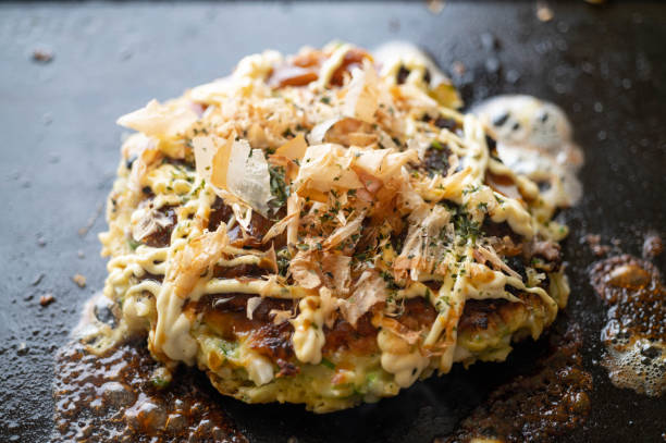 okonomiyaki, pancake giapponese teppan-yaki - okonomiyaki foto e immagini stock