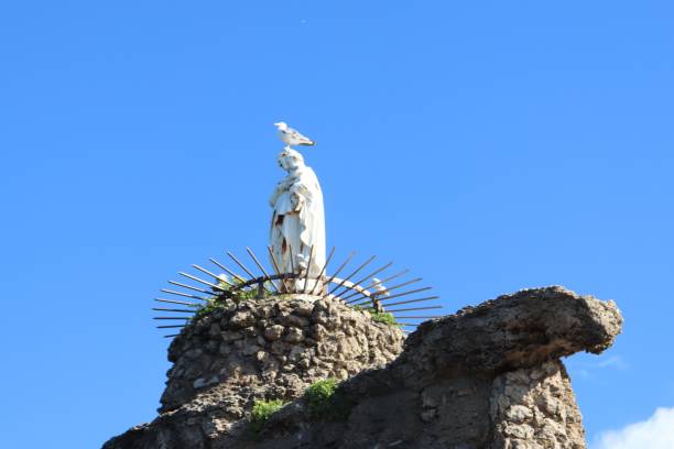 der fels der jungfrau in biarritz - rocher de la vierge stock-fotos und bilder