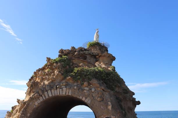 le rocher de la vierge à biarritz - rocher de la vierge photos et images de collection