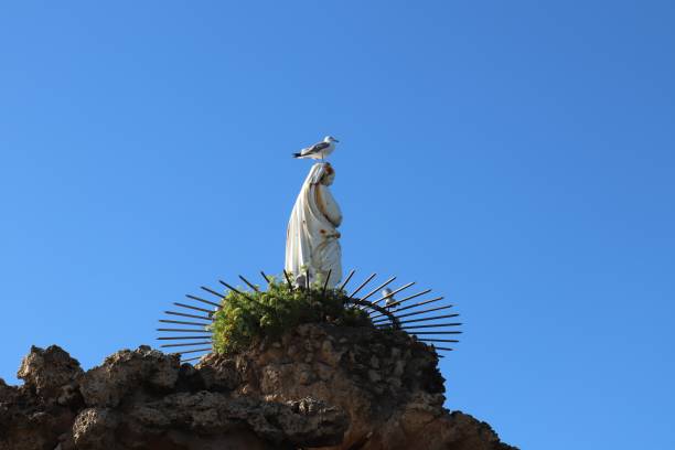 le rocher de la vierge à biarritz - rocher de la vierge photos et images de collection