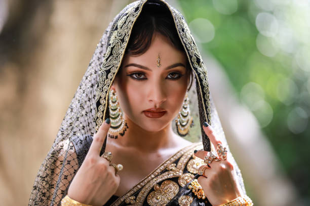 retrato de uma linda jovem asiática tailandesa. modelo feminina com conjunto de joias kundan e traje tradicional hindu índia preto, saree dourado e vestido lehenga. - islam child indian culture ethnic - fotografias e filmes do acervo
