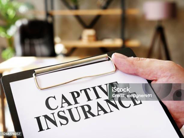 Hand Memegang Dokumen Asuransi Captive Tentang Asuransi Foto Stok
