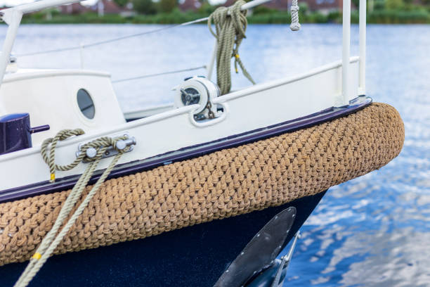 кабеларинг (веревка) сторона лодки, лодка - moored nautical vessel tied knot sailboat стоковые фото и изображения