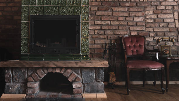 élégante décoration de salon vintage relaxant cheminée antique avec fauteuil rembourré en bois et vieux téléphone vintage - fauteuil baroque photos et images de collection