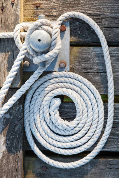 corda em espiral disposta em uma marina de madeira - moored nautical equipment circle rope - fotografias e filmes do acervo