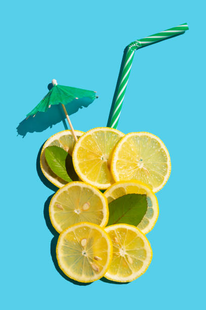 verre à boire fait de citron avec la paille et le parapluie de cocktail - drink umbrella umbrella drink isolated photos et images de collection