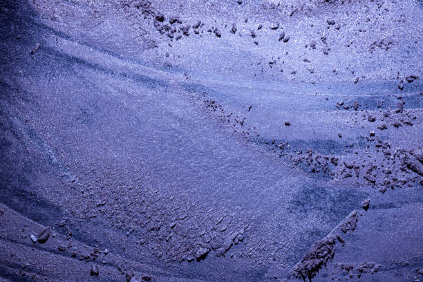 mostaza de terracota gris manchada y machacida amarillo verde verde gris azul púrpura rosa brillante sombra de ojos con textura sobre fondo multicolor - polvo de color fotografías e imágenes de stock