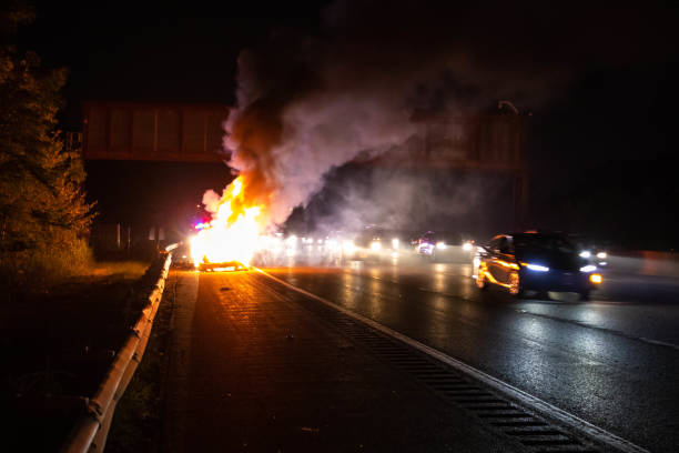 auto brennt nachtschwer auf der autobahn - car pursuit chasing night stock-fotos und bilder