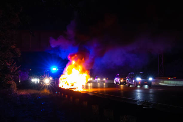 voiture sur l’accident de nuit d’incendie sur la route d�’autoroute - car pursuit chasing night photos et images de collection