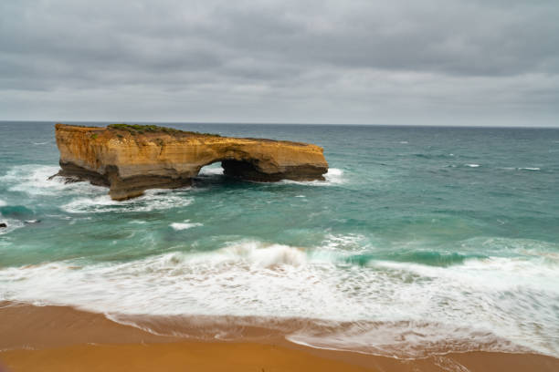 london bridge a great ocean road, port campbell a victoria, australia - formazioni calcaree london arch foto e immagini stock