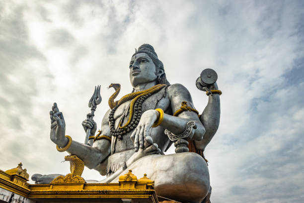 статуя шивы изолированы в храме murdeshwar крупным планом выстрелы из уникального низкого угла - shiva стоковые фото и изображения