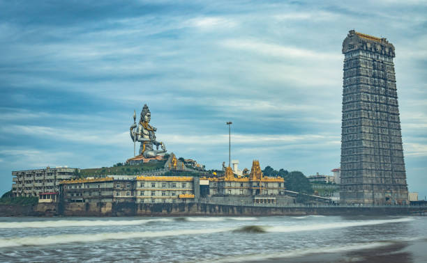 murdeshwar temple early morning view from low angle image murdeshwar temple early morning view from low angle image is taken at murudeshwar karnataka india at early morning. it is the house of one of the tallest rajagopuram in the world. indian temples stock pictures, royalty-free photos & images