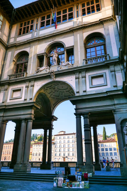 widok na zewnętrzne patio galleria degli uffizi we florencji - statue vertical full length front view zdjęcia i obrazy z banku zdjęć