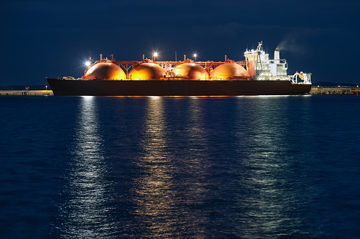 Imagen del camión cisterna de GNL en el puerto por la noche. photo