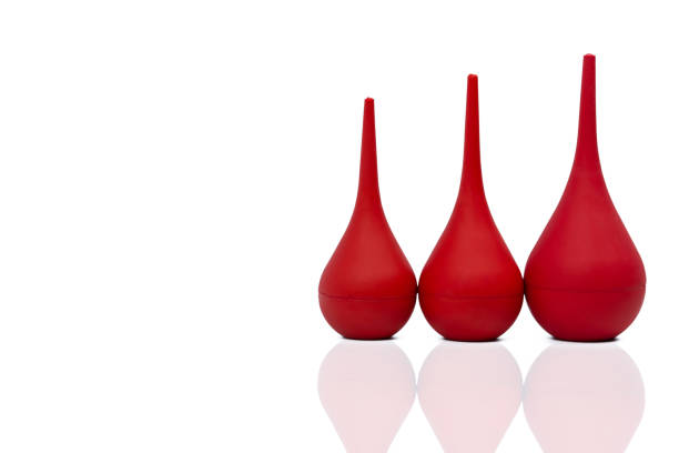 Red rubber syringe ball isolated on white background. Nasal aspirator. Baby ear syringe ball. Snot sucker and mucus sucker. Laboratory tool. Rubber suction syringe bulb. Ear washing squeeze bulb. bola de jeringa de goma roja aislada sobre fondo blanco. aspirador nasal. bola de jeringa de oreja de bebé. chupa mocoso y chupa mocoso. herramienta de laboratorio. bombilla de jeringa de aspiración de goma. bombilla de compresión de lavado de oídos.
