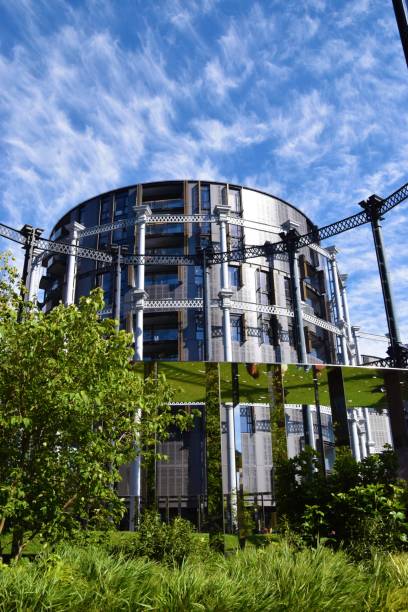 ガスホルダーの建物と公園、キングスクロス、ロンドン - gasholders ストックフォトと画像