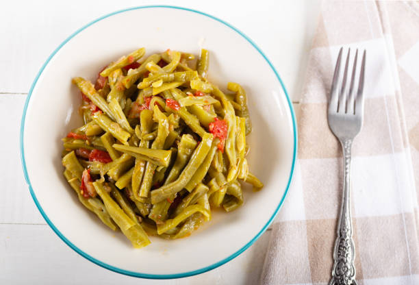 haricots verts turcs (fasoulia) dans le plat sur le fond blanc. - green bean photos et images de collection