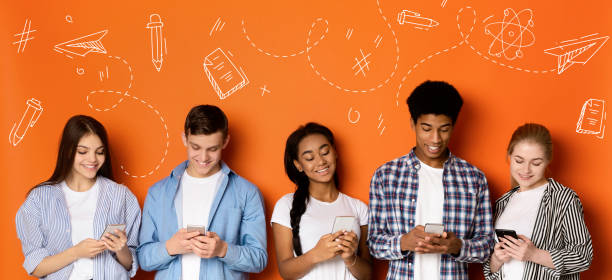 교육 용 모바일 앱을 사용하는 학생들의 흥분 국제 그룹 - homework teenager mobile phone school 뉴스 사진 이미지