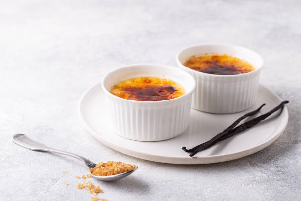 creme brulee. sobremesa de creme de baunilha francês com açúcar caramelizado - burnt sugar - fotografias e filmes do acervo