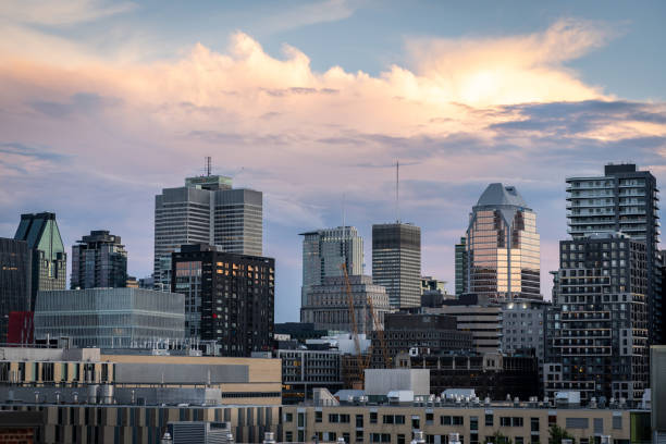 paesaggio urbano di montreal durante il tramonto. - fotogs foto e immagini stock