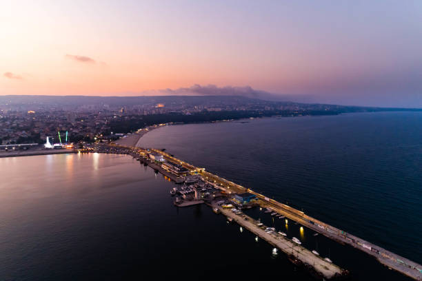 vista aérea del faro de mar al atardecer y puerto de varna, bulgaria - (bulgaria: á пристанище) - industrial ship flash fotografías e imágenes de stock