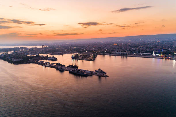 vista aérea del faro de mar al atardecer y puerto de varna, bulgaria - (bulgaria: á пристанище) - industrial ship flash fotografías e imágenes de stock