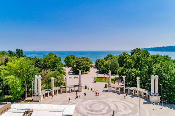 entrada central del jardín marino en varna, bulgaria - outdoors store beach bench fotografías e imágenes de stock