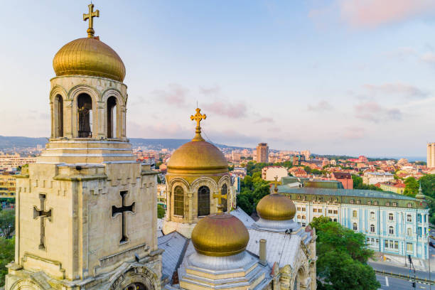 widok z lotu ptaka katedry wniebowzięcia najświętszej maryi panny w warnie, bułgaria - (bułgarski: катедралата успение богородично във варна, българия) - christianity spirituality religion one way zdjęcia i obrazy z banku zdjęć