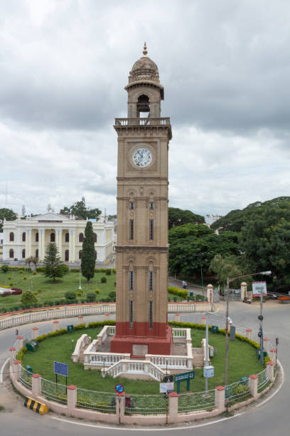 la célèbre tour de l’horloge landmark dufferin dans le paysage urbain de mysuru du karnataka/inde. - bangalore karnataka india famous place photos et images de collection