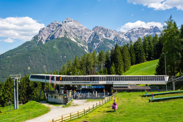 estación de montaña del teleférico kreuzjochbahn en el valle de stubaital en tirol, austria. - overhead cable car summer ski lift scenics fotografías e imágenes de stock