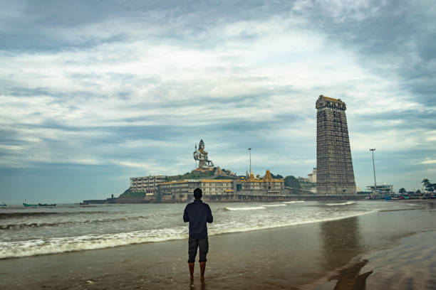 ユニークな角度からムルデシュワール寺院早朝の眺めで祈る男 - indian ethnicity traditional culture architecture karnataka ストックフォトと画像