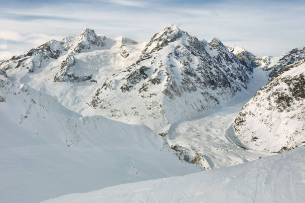 vista panorâmica de montanhas impressionantes e geleiras das encostas de esqui de cormayeur - mont blanc ski slope european alps mountain range - fotografias e filmes do acervo