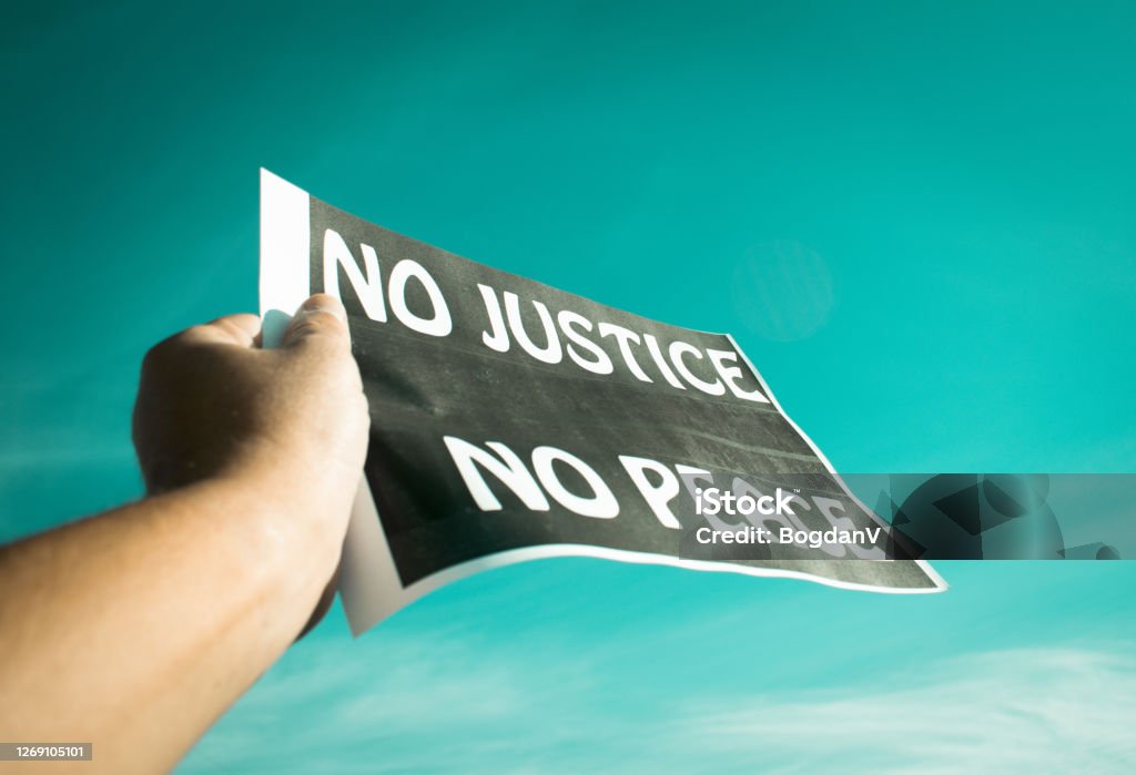 protests protest in USA America and in Europe The hand of a protester holding a banner with the message "No Justice, No peace". No Justice No Peace Stock Photo