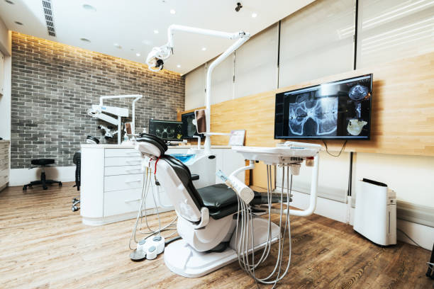 escritório de dentista vazio moderno - chair dentist office dentists chair healthcare and medicine - fotografias e filmes do acervo