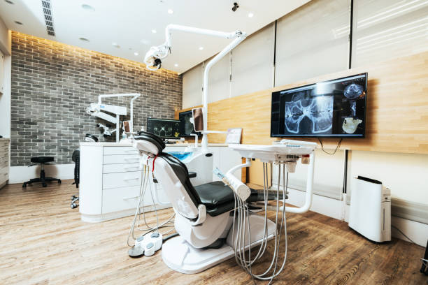 современный пустой кабинет стоматолога - dentists chair стоковые фото и изображения