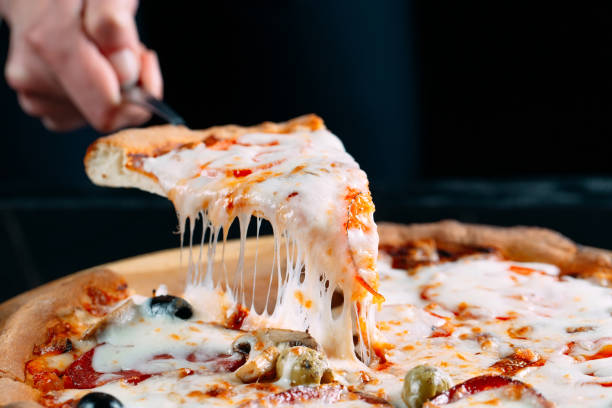pizza mit sehr viel käseschmelzen. - pizza pastry crust oven meat stock-fotos und bilder