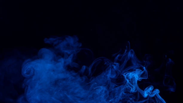 immagine concettuale del fumo di colore blu isolato su sfondo nero scuro, concetto di elemento di design di halloween. - dry ice foto e immagini stock