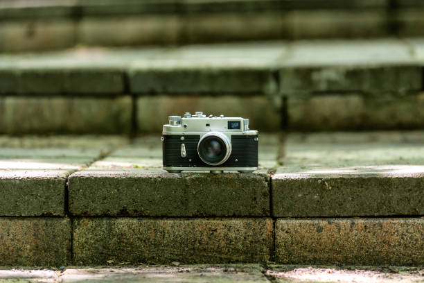 caméra photo vintage à l’escalier de pierre de ville - rangefinder camera photos et images de collection