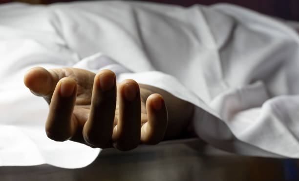 osoba leżąca martwa z wyciągniętą ręką - śmierć zdjęcia i obrazy z banku zdjęć
