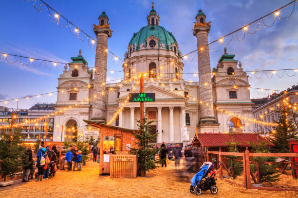 paesaggio urbano festivo - vista del mercatino di natale in karlsplatz (piazza carlo) e la karlskirche (chiesa di san carlo) - karlsplatz foto e immagini stock