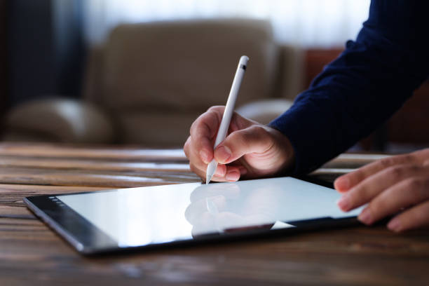 uomo d'affari che firma un contratto digitale su tablet utilizzando la penna stilo - digital tablet digitized pen touchpad men foto e immagini stock