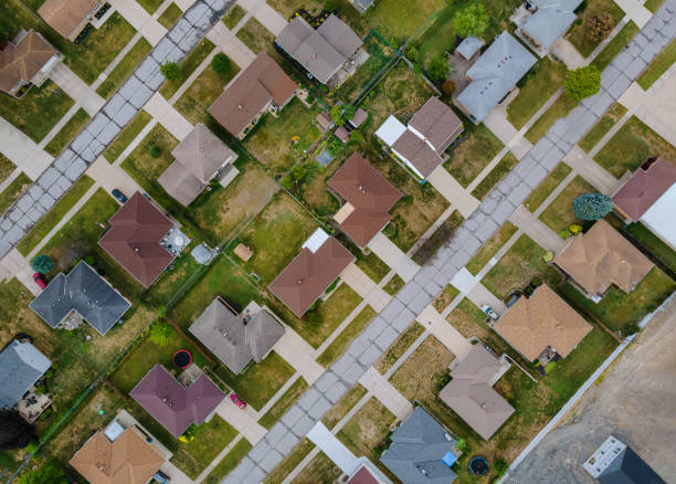 strada in una piccola città in campagna dall'alto vista aerea cleveland ohio usa - townhouse apartment midwest usa house foto e immagini stock