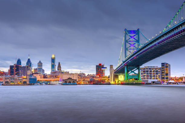 フィラデルフィア、ペンシルベニア州、米国のスカイライン、デラウェア川のベン・フランクリン橋 - new jersey usa commercial dock cityscape ストックフォトと画像