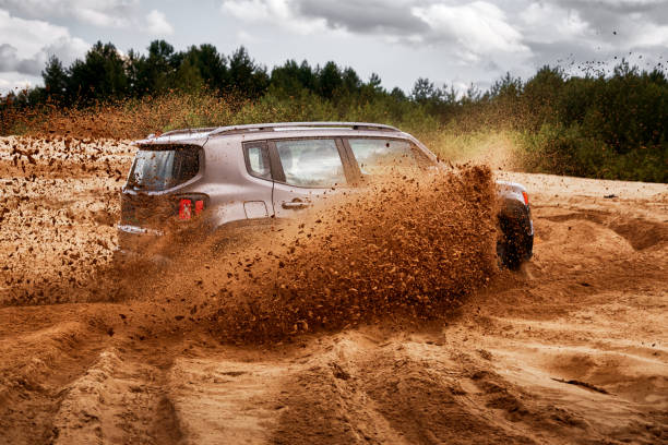 ジープ・レネゲード - sports utility vehicle 4x4 car mud ストックフォトと画像