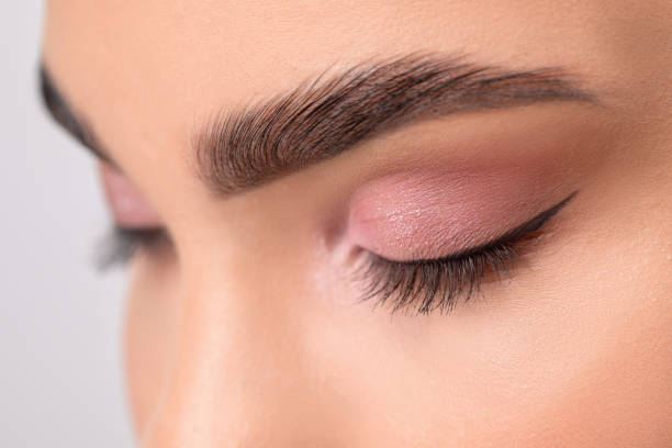 ojos y cejas de cerca. retrato de una hermosa adolescente con maquillaje hermoso y piel limpia saludable. concepto de maquillaje y cosmetología. - eyeshadow fotografías e imágenes de stock